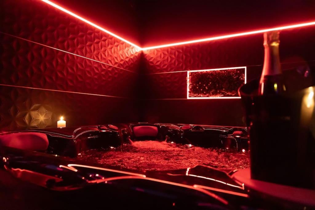 Loveroom O Diable Des Plaisirs Avec Jacuzzi Tourcoing Ngoại thất bức ảnh